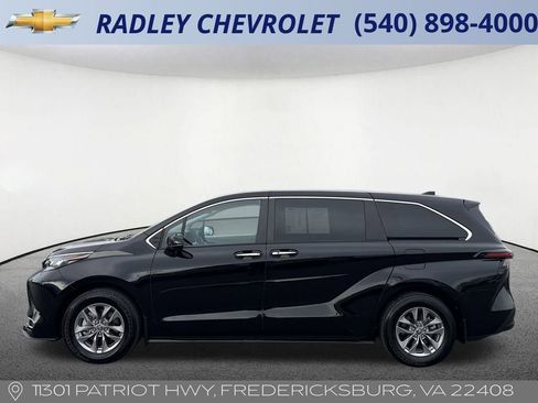 Used 2023 Toyota Sienna XLE image 2