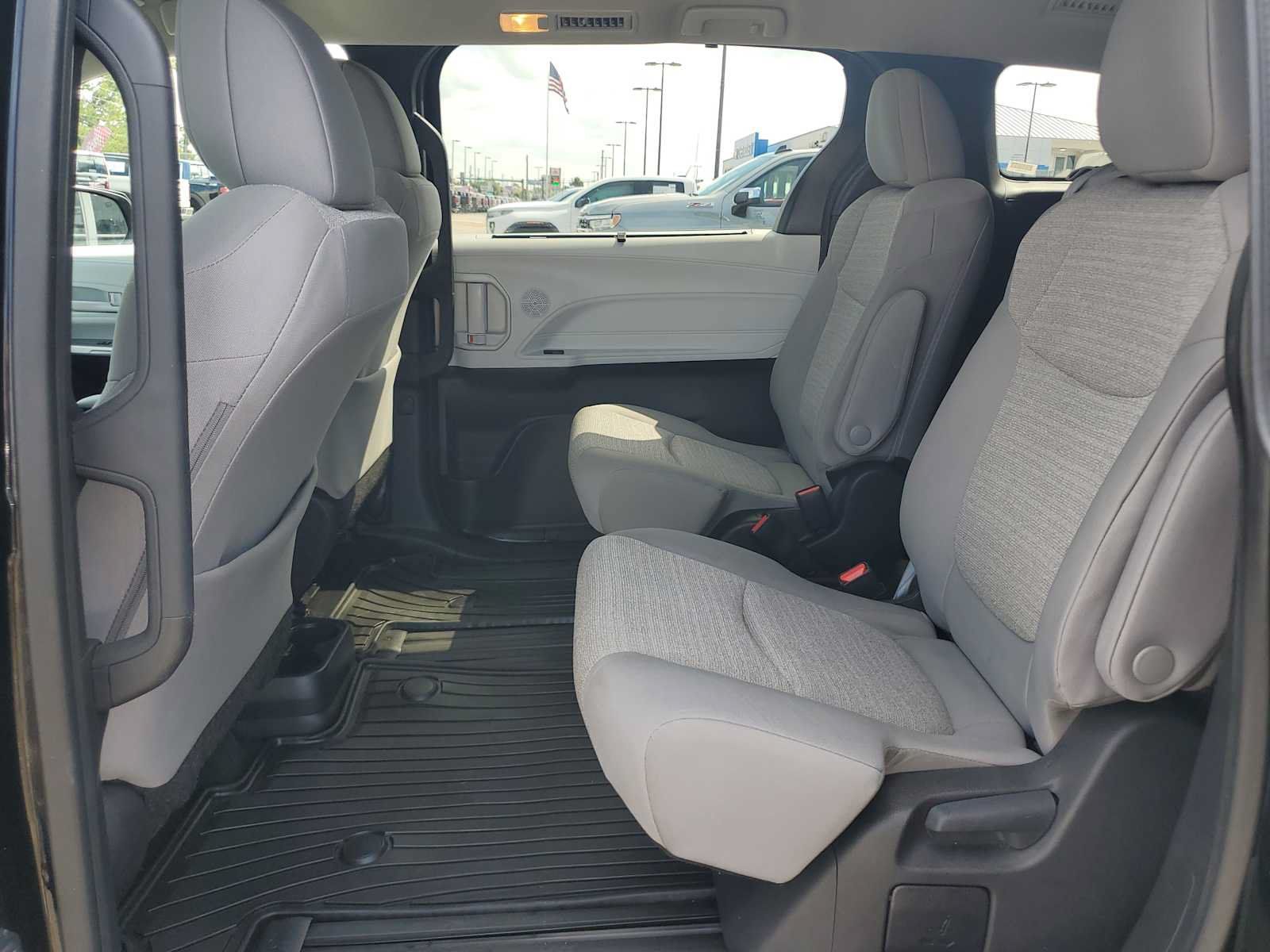 Used 2025 Toyota Sienna LE FWD image 19