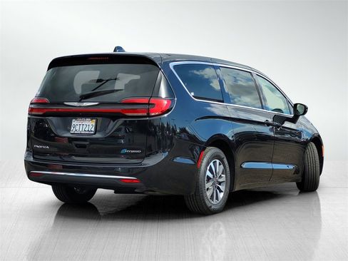 Used 2022 Chrysler Pacifica Touring-L image 4