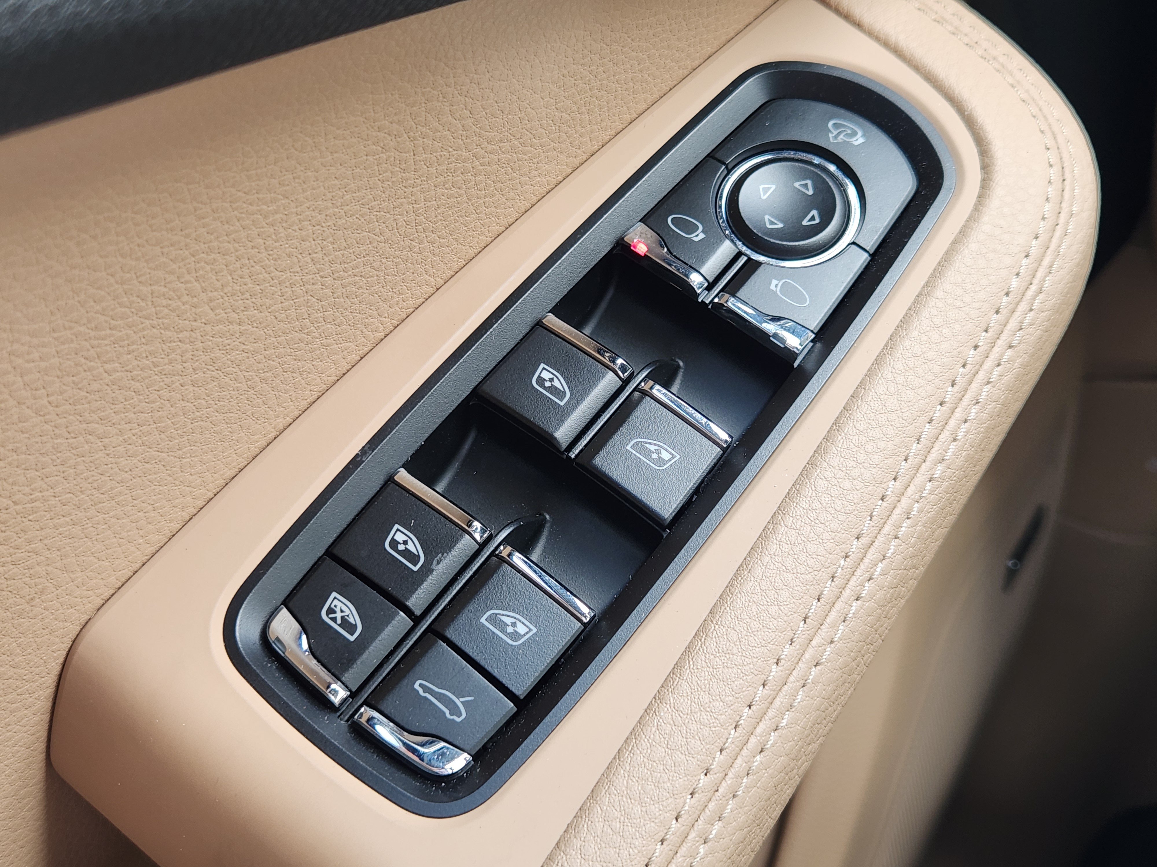Certified 2026 Porsche Macan AWD/4WD image 24