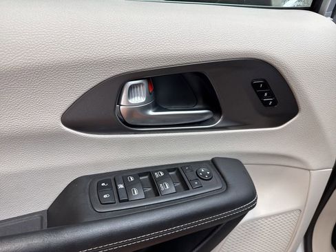 Used 2024 Chrysler Pacifica Touring-L image 16