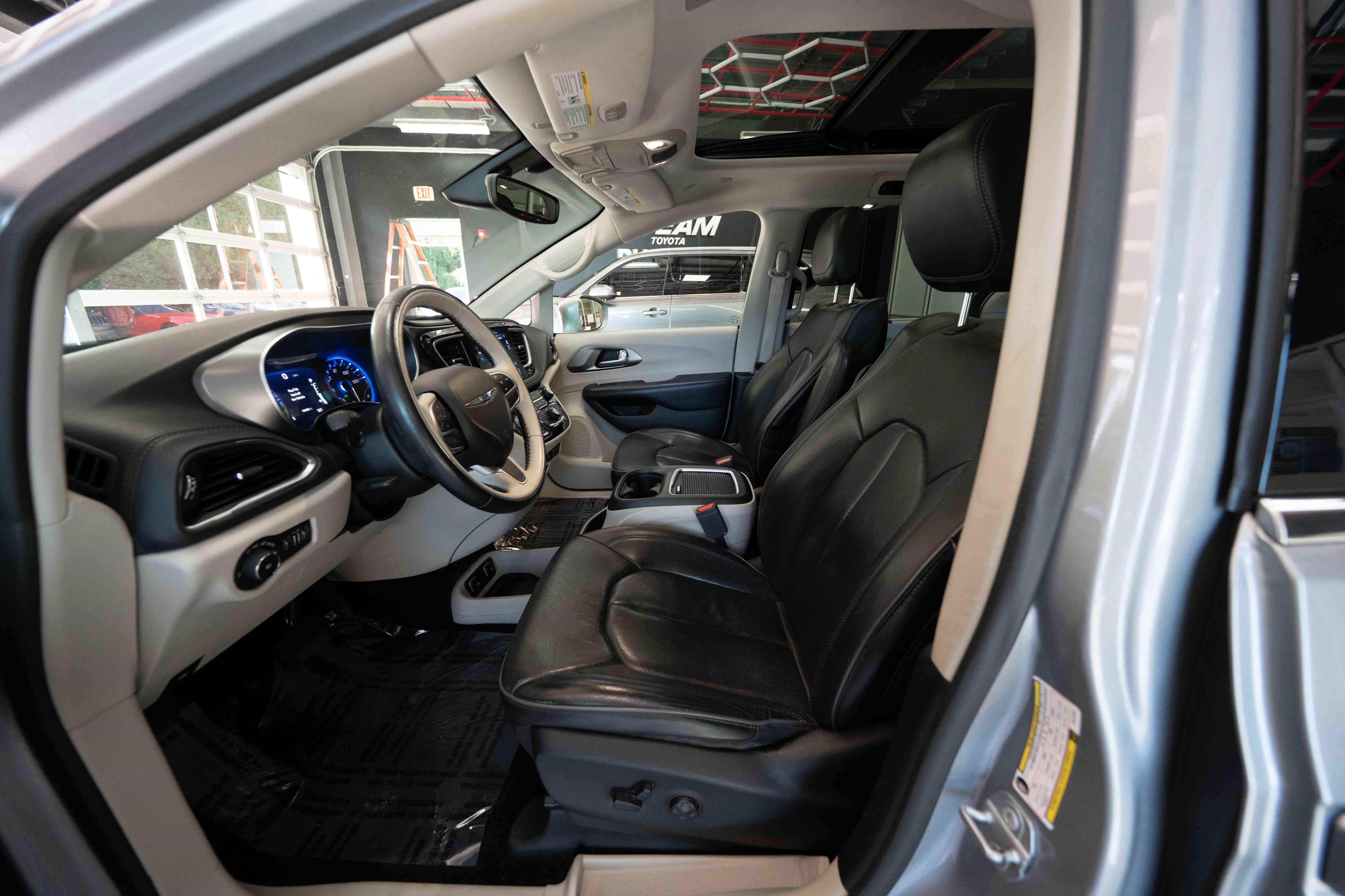 Used 2018 Chrysler Pacifica Limited FWD image 9