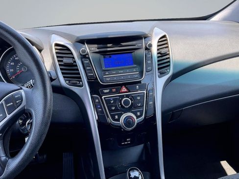 Used 2017 Hyundai Elantra GT FWD image 6