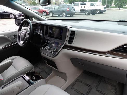 Used 2016 Toyota Sienna XLE image 17
