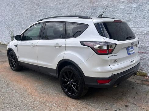 Used 2018 Ford Escape SE w/ SE Sport Appearance Package FWD image 3