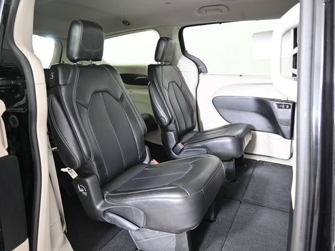 Used 2024 Chrysler Pacifica Touring-L FWD image 15