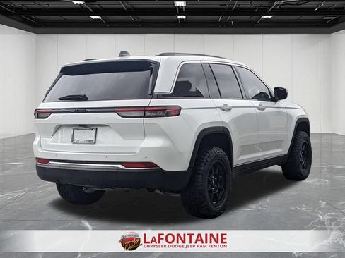 Used 2025 Jeep Grand Cherokee Laredo X w/ Luxury Tech Group I AWD/4WD image 5