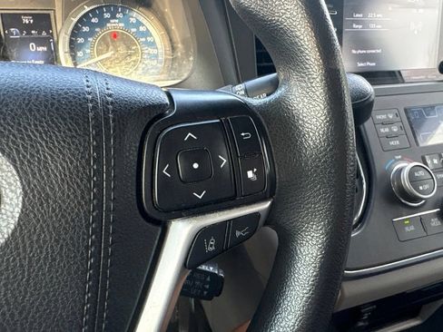Used 2019 Toyota Sienna LE AWD/4WD image 22
