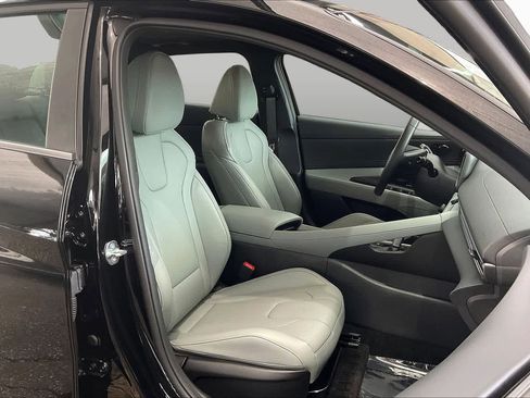 Certified 2025 Hyundai Elantra Limited FWD image 9