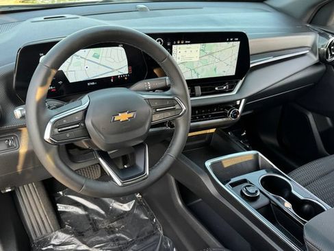 Used 2026 Chevrolet Equinox LT FWD image 3