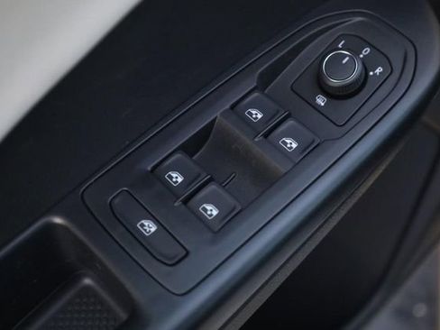 New 2026 Volkswagen Taos SE image 10