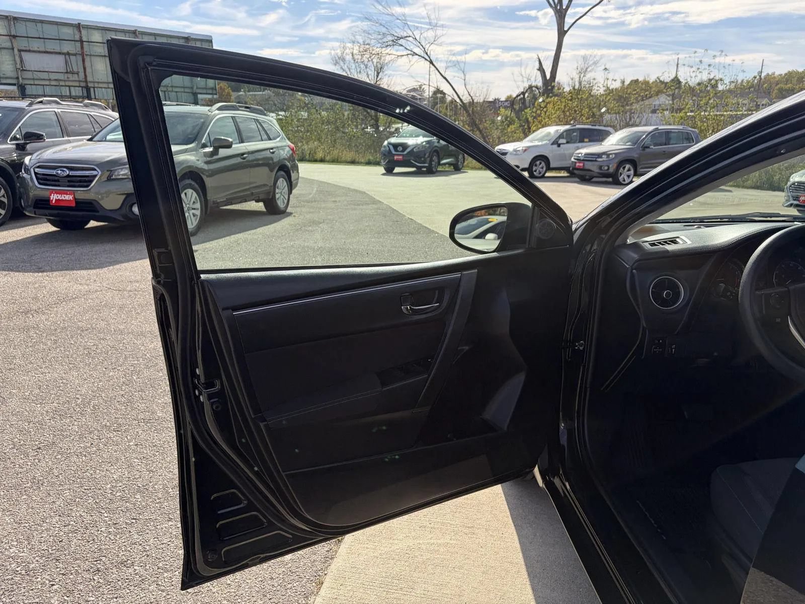 Used 2018 Toyota Corolla LE FWD image 10