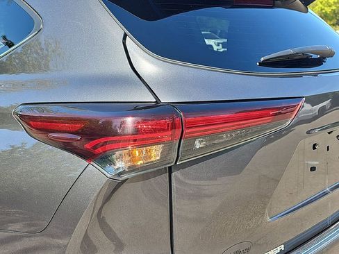 Used 2024 Toyota Highlander Limited AWD/4WD image 40
