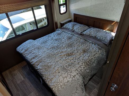 Used 2019 Chevrolet Express 4500 w/ RV Package image 93