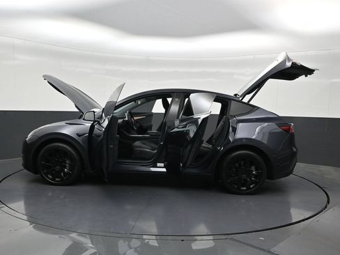 Used 2024 Tesla Model Y Long Range AWD/4WD image 36