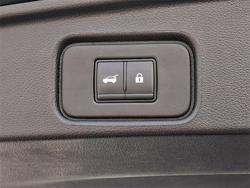 Used 2025 Nissan Pathfinder SL image 31