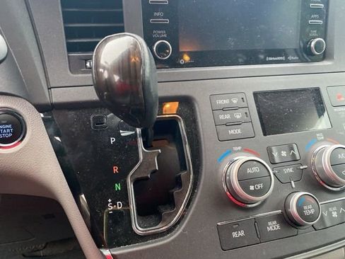 Used 2018 Toyota Sienna XLE Premium image 15