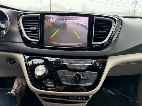 Used 2022 Chrysler Pacifica Touring-L image 30