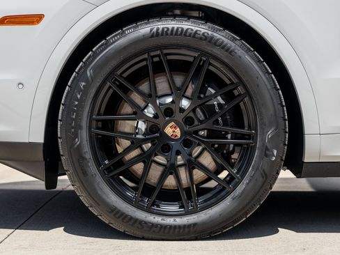 Certified 2025 Porsche Cayenne E-Hybrid Coupe image 13