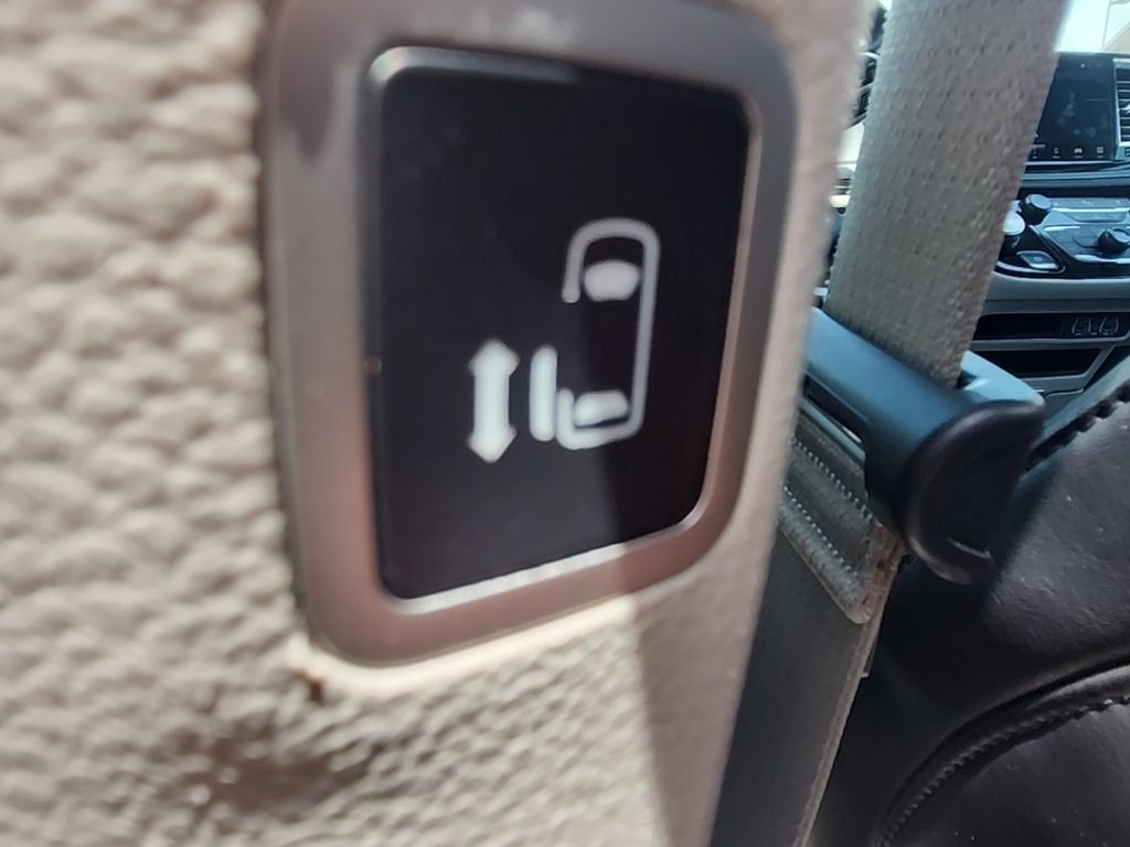 Used 2024 Chrysler Pacifica Limited FWD image 26