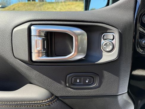 Used 2022 Jeep Gladiator Overland image 13