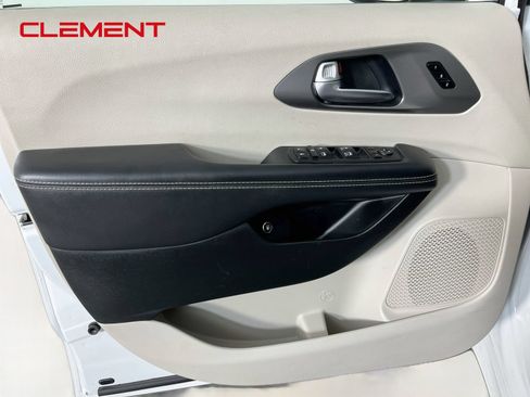 Used 2023 Chrysler Pacifica Touring-L FWD image 26