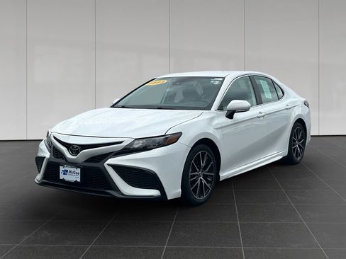 Used 2023 Toyota Camry SE FWD image 1