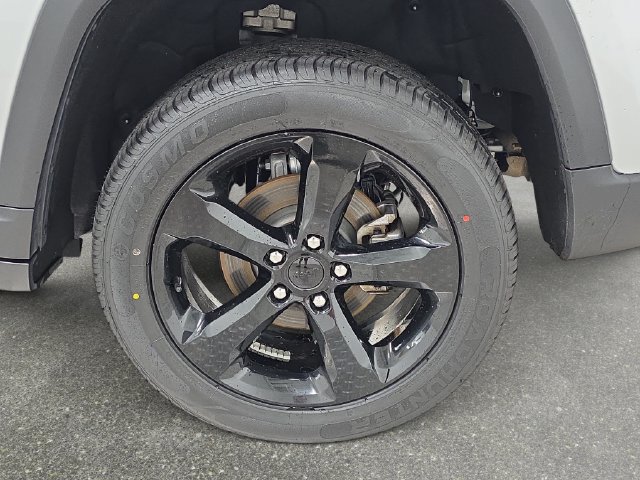 Used 2024 Jeep Grand Cherokee Altitude AWD/4WD image 30