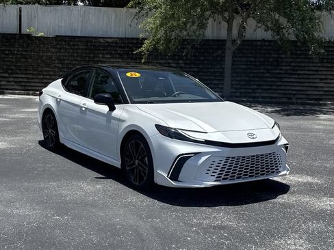 Used 2025 Toyota Camry XSE FWD image 2