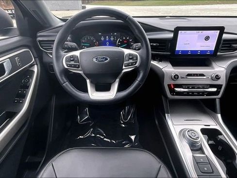 Used 2023 Ford Explorer XLT w/ Equipment Group 202A image 5