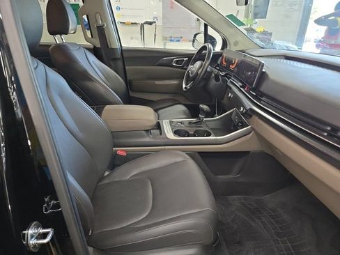 Used 2025 Kia Carnival FWD image 3