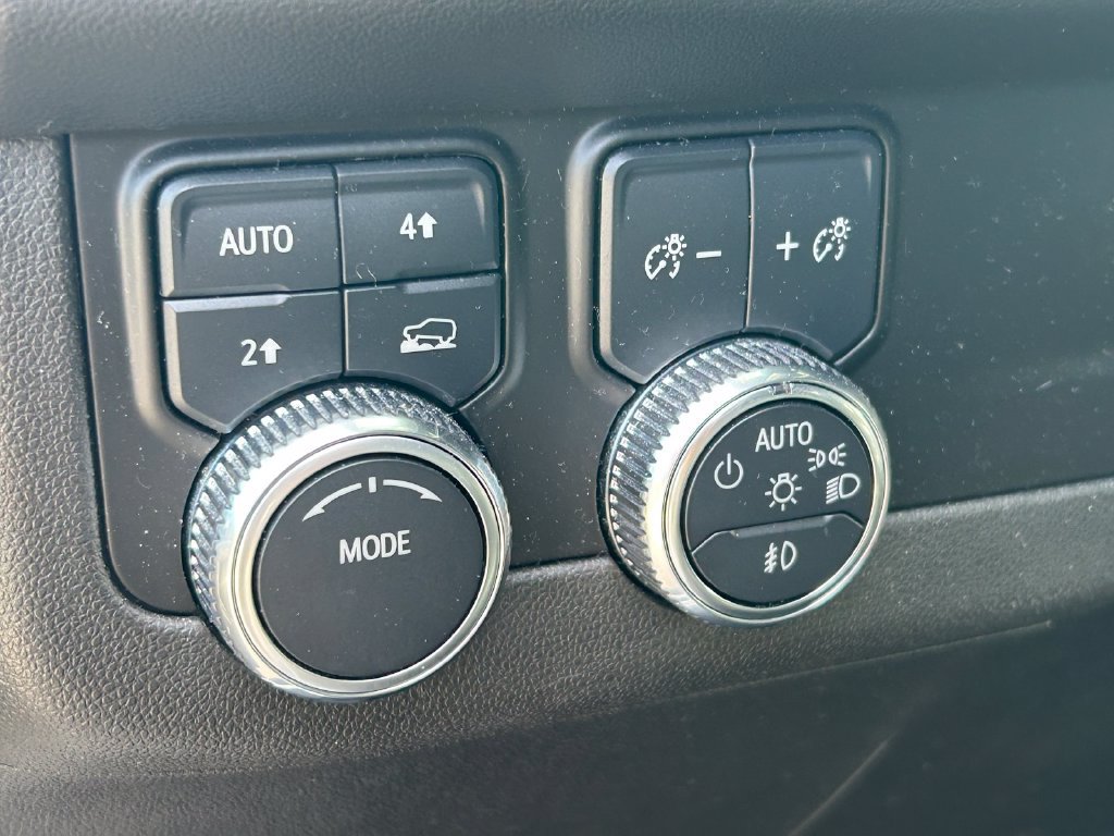 Used 2023 GMC Yukon XL SLT AWD/4WD image 29