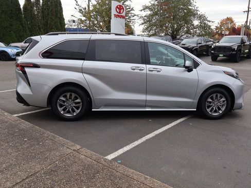 Used 2024 Toyota Sienna XLE image 9