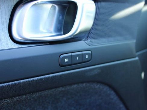 Used 2025 Volvo XC40 B5 Plus image 12