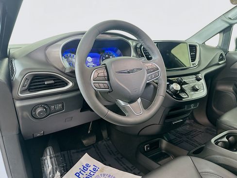 Used 2026 Chrysler Pacifica Select FWD image 9
