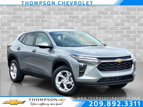 New 2026 Chevrolet Trax LS w/ LS Convenience Package FWD image 1