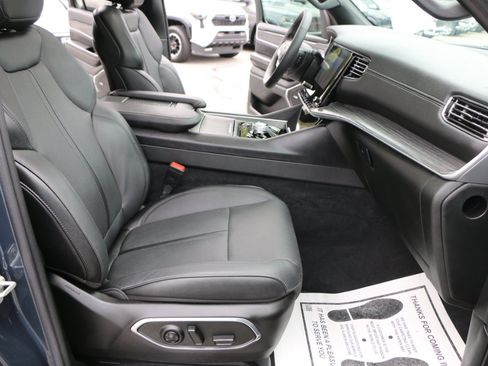 Used 2023 Jeep Wagoneer Series II w/ Premium Group I AWD/4WD image 31
