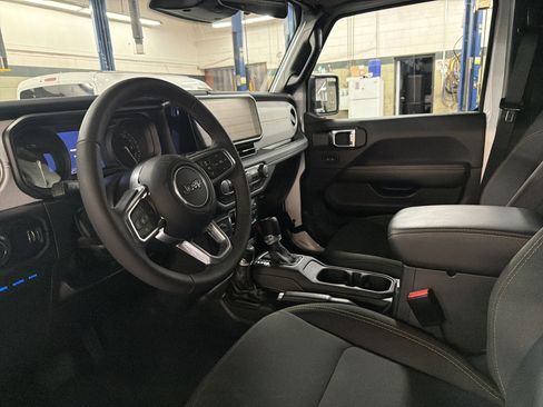 Certified 2025 Jeep Wrangler Sahara image 15