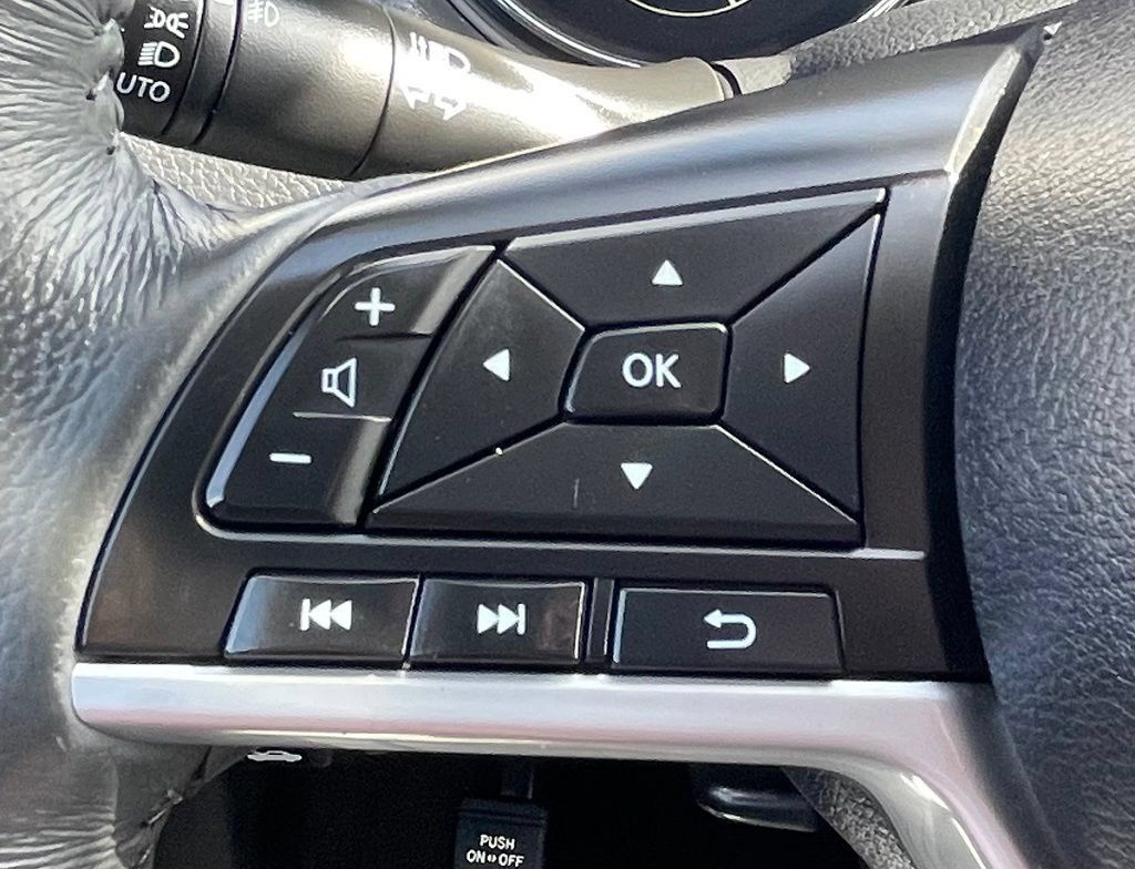 Used 2017 Nissan Rogue SV FWD image 17