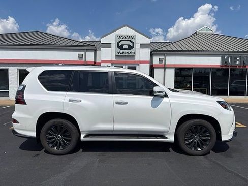 Used 2023 Lexus GX 460 Premium w/ Accessory Package AWD/4WD image 13