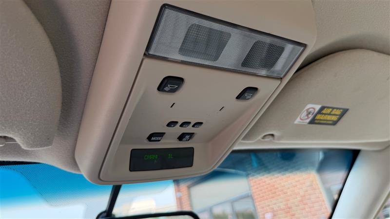 Used 2003 Lincoln Town Car Executive RWD image 36