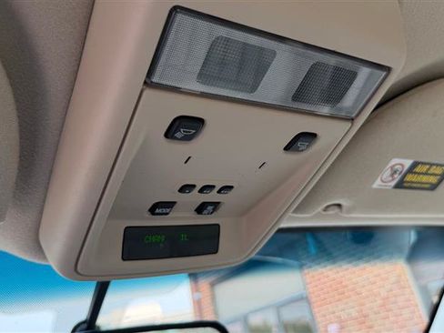 Used 2003 Lincoln Town Car Executive RWD image 36
