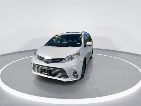 Used 2020 Toyota Sienna XLE w/ XLE Navigation Package AWD/4WD image 6