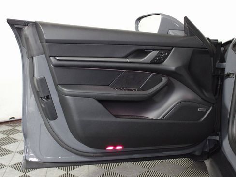 Used 2025 Porsche Taycan image 15