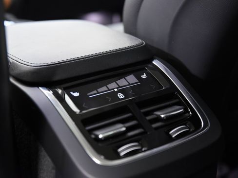 Used 2023 Volvo XC90 B6 Plus image 15