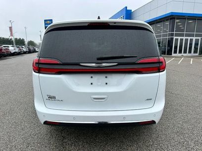 Used 2023 Chrysler Pacifica Touring-L
