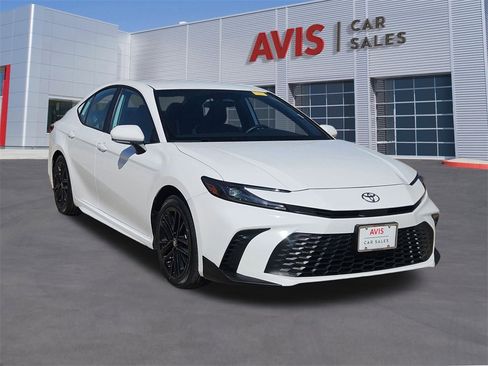 Used 2025 Toyota Camry SE image 9