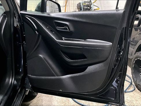 Used 2019 Chevrolet Trax LT w/ LT Convenience Package image 25