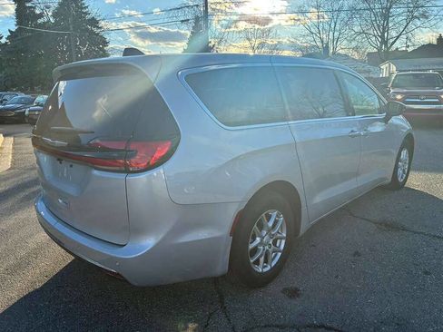 Used 2026 Chrysler Pacifica Select image 6