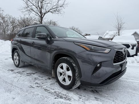 Used 2023 Toyota Highlander LE image 8